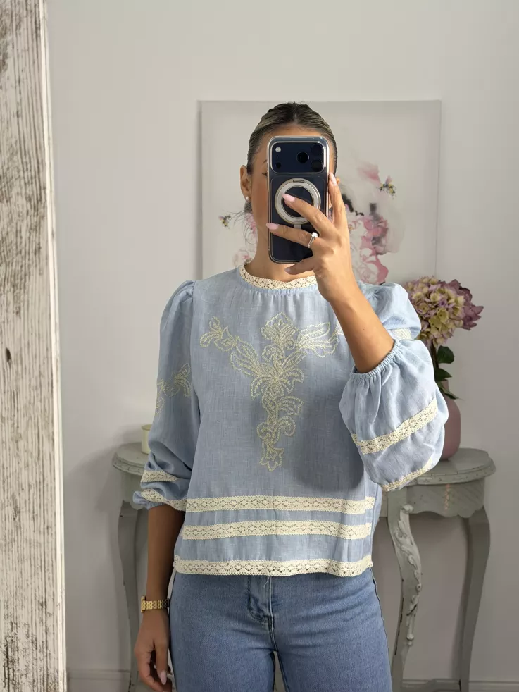 Camisa Chic azul bordada