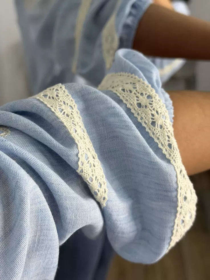 Camisa Chic azul bordada