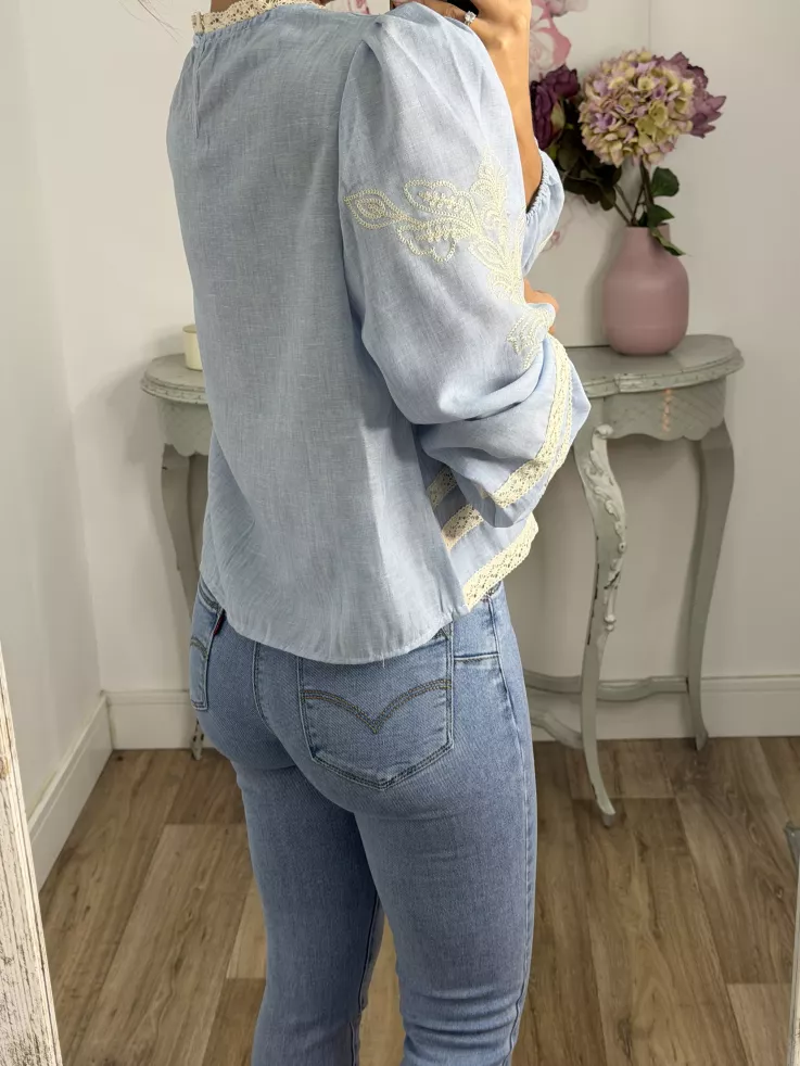 Camisa Chic azul bordada