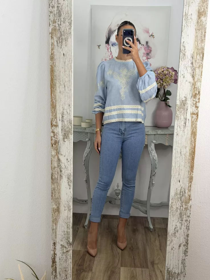 Camisa Chic azul bordada