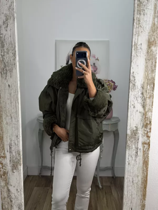 Abrigo tipo bomber color verde