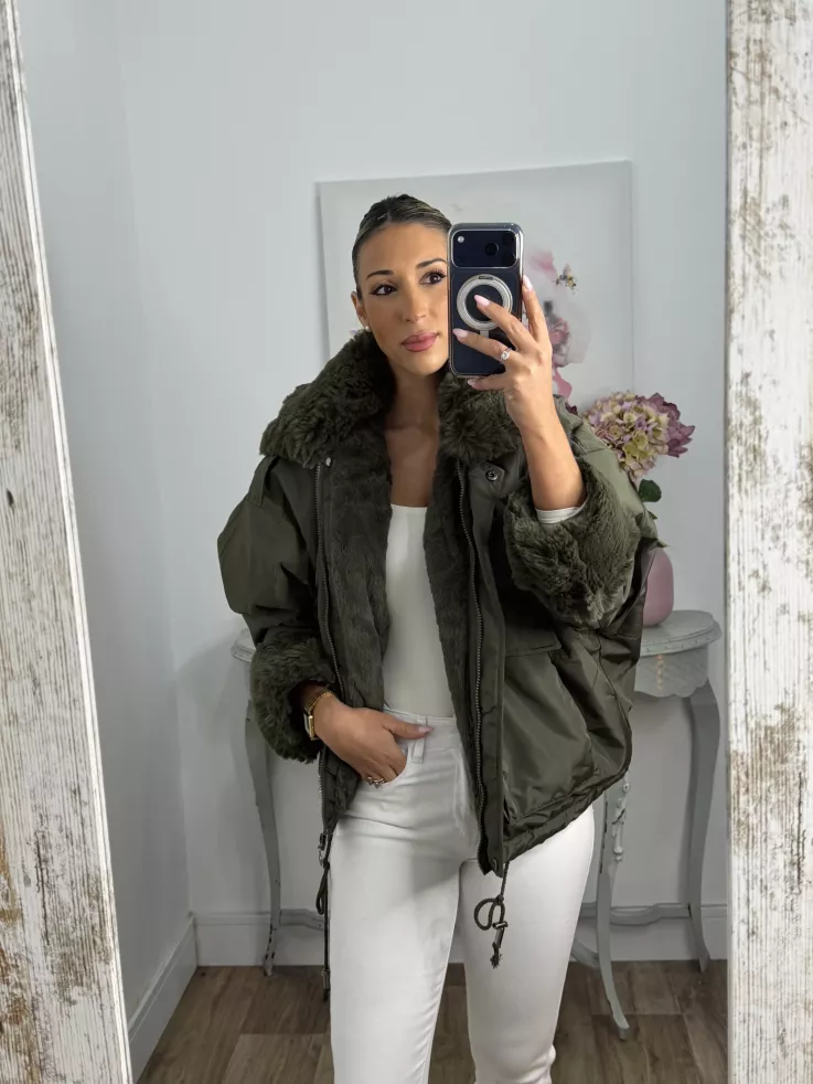 Abrigo tipo bomber color verde