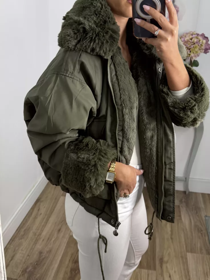 Abrigo tipo bomber color verde