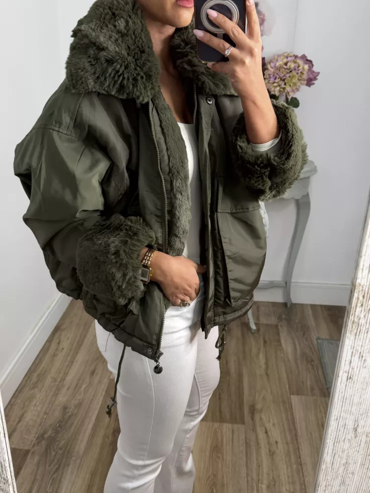 Abrigo tipo bomber color verde