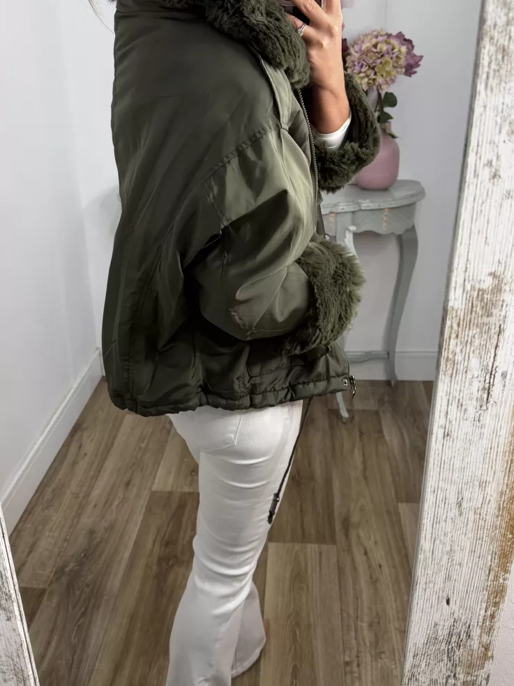 Abrigo tipo bomber color verde