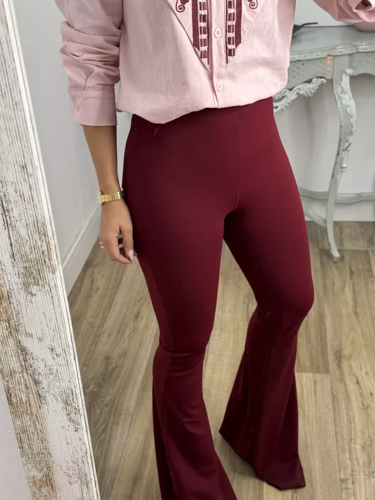 Pantalón campana largo burdeos