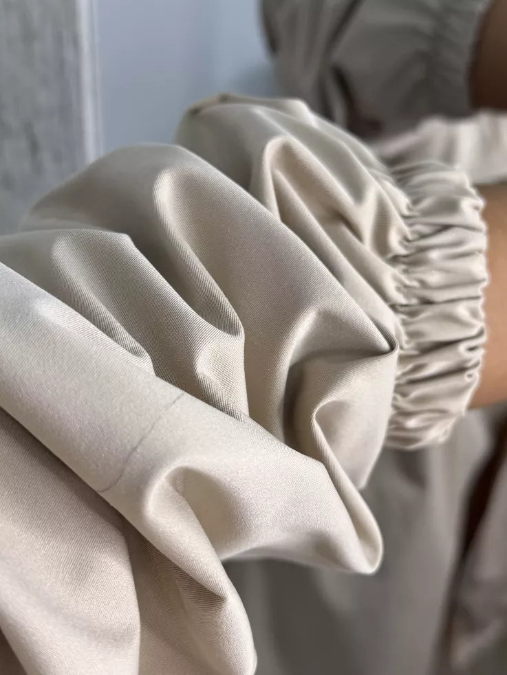 Cortavientos frunce cintura beige