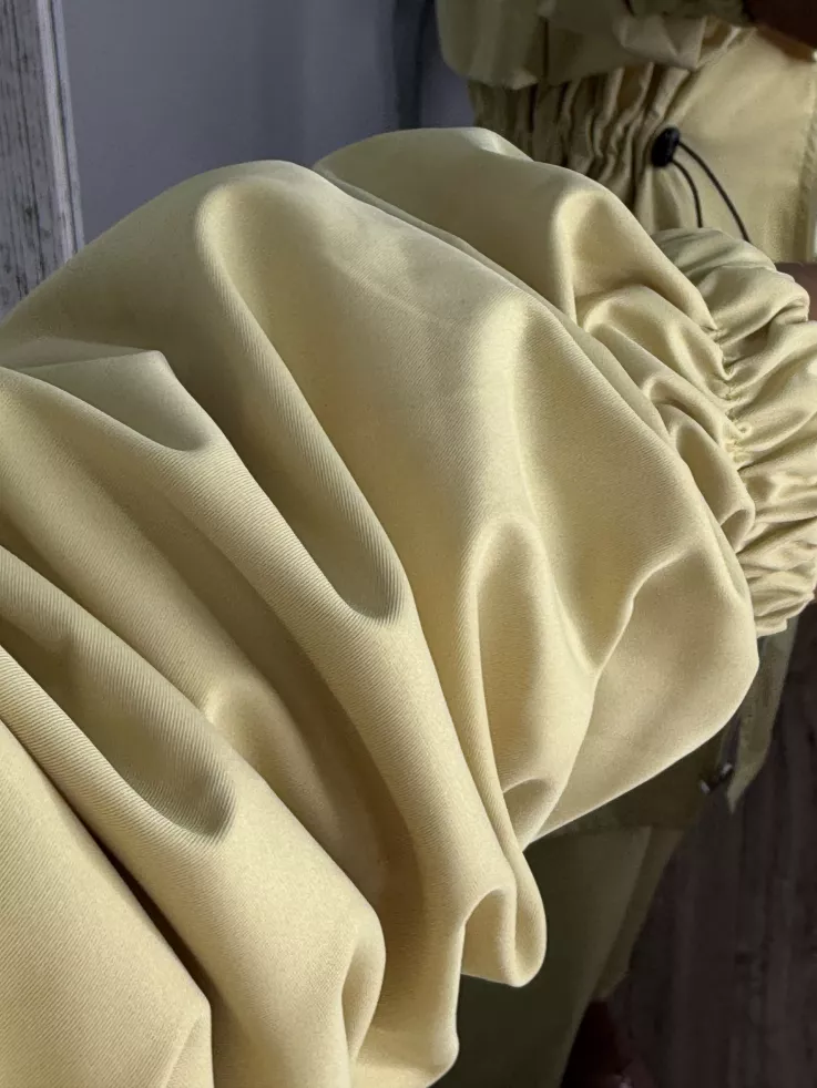 Cortavientos frunce cintura amarillo