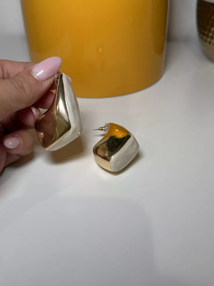 Pendientes dorado y hueso