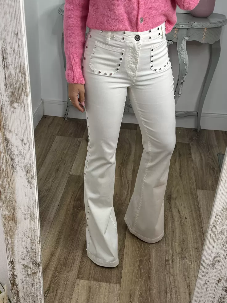 Jeans blanco tachuelas y estrella rosa