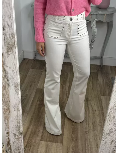 Jeans blanco tachuelas y estrella rosa