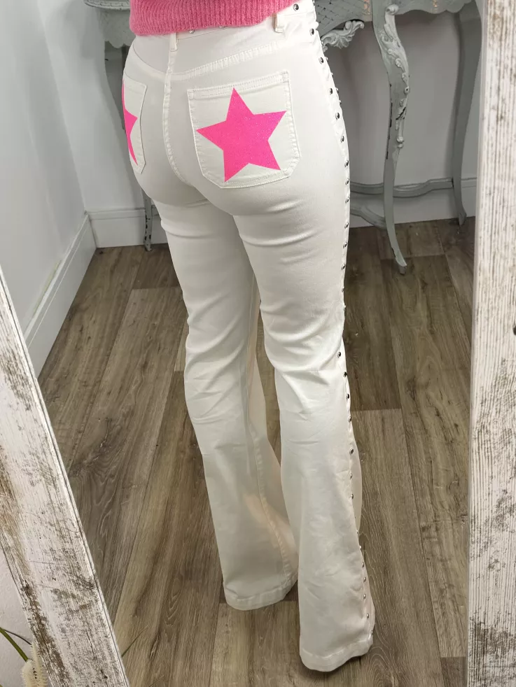 Jeans blanco tachuelas y estrella rosa