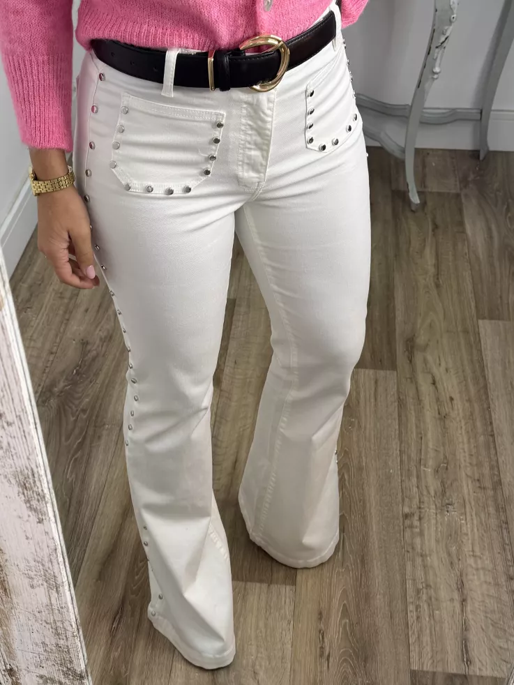 Jeans blanco tachuelas y estrella rosa