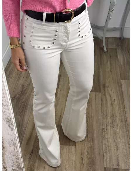 Jeans blanco tachuelas y estrella rosa