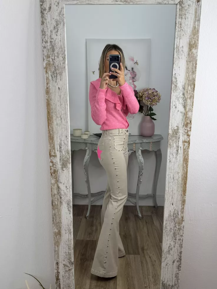 Jeans beige tachuelas y estrella rosa