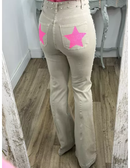 Jeans beige tachuelas y estrella rosa
