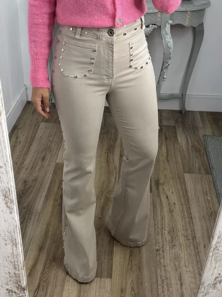 Jeans beige tachuelas y estrella rosa