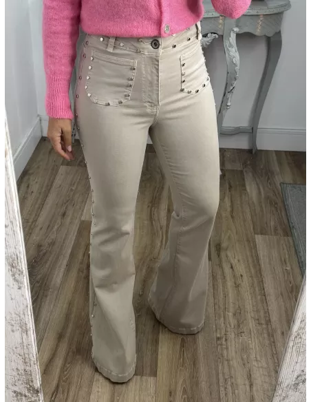 Jeans beige tachuelas y estrella rosa