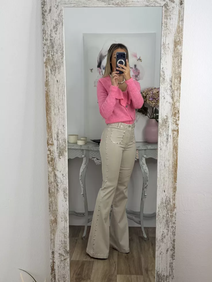 Jeans beige tachuelas y estrella rosa