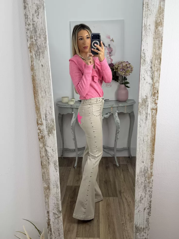Jeans beige tachuelas y estrella rosa