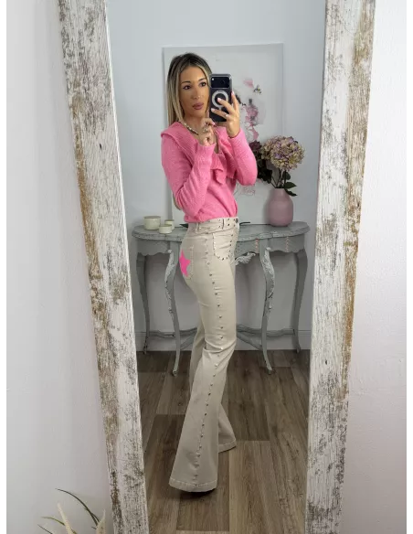 Jeans beige tachuelas y estrella rosa