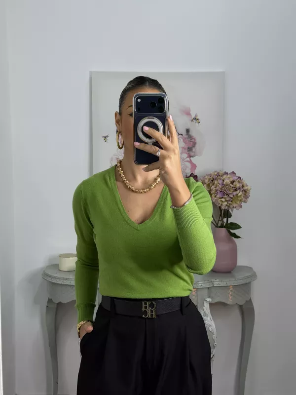 Jersey básico cuello de pico verde lima