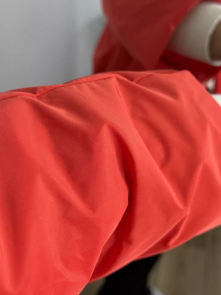 Cortavientos cuello chimenea rojo