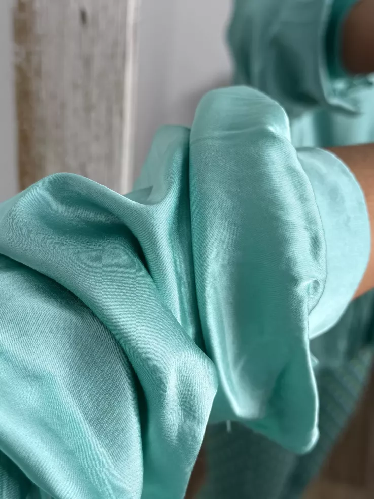 Camisa satinada abotonada verdeagua