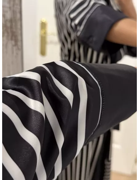 Vestido satinado negro de rayas blanca