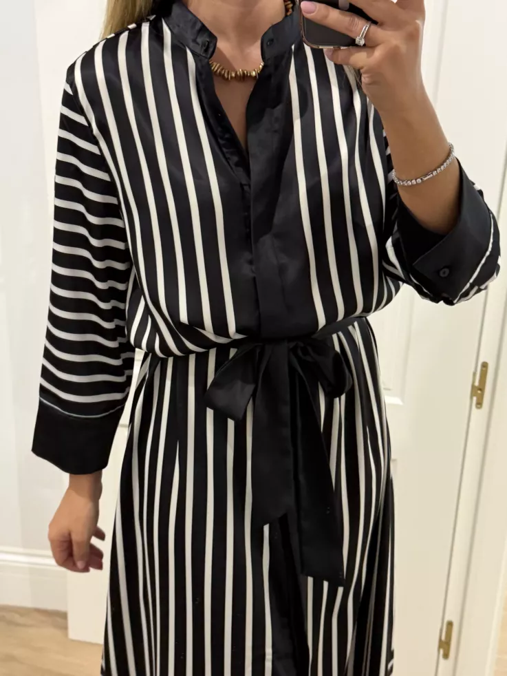 Vestido satinado negro de rayas blanca