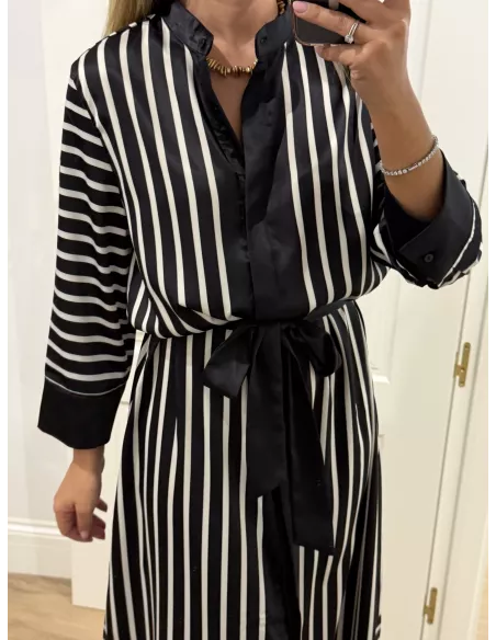 Vestido satinado negro de rayas blanca