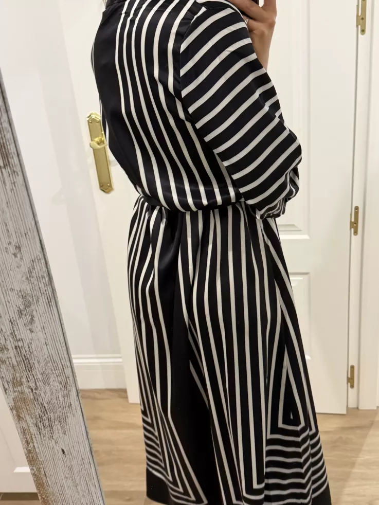 Vestido satinado negro de rayas blanca