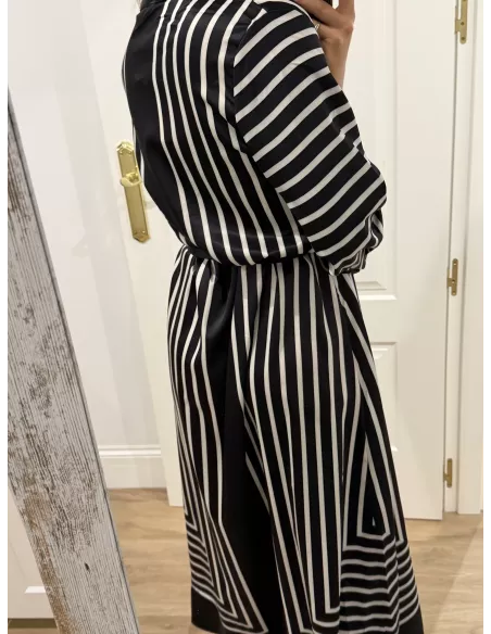 Vestido satinado negro de rayas blanca