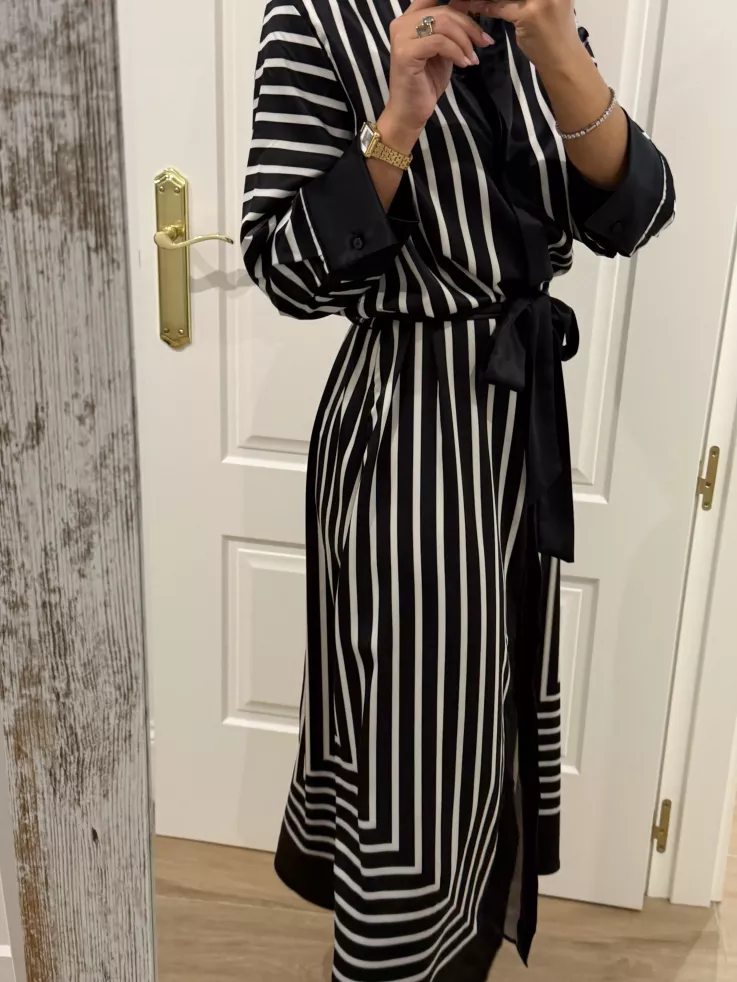 Vestido satinado negro de rayas blanca