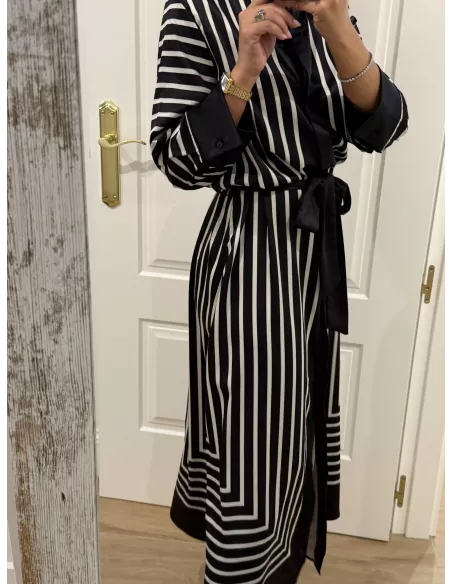 Vestido satinado negro de rayas blanca