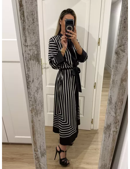 Vestido satinado negro de rayas blanca