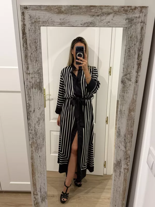 Vestido satinado negro de rayas blanca