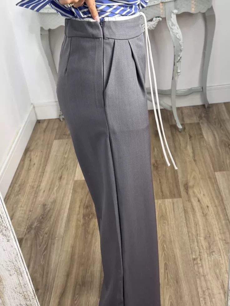 Pantalón gris con cinturilla blanca