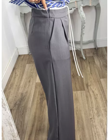 Pantalón gris con cinturilla blanca