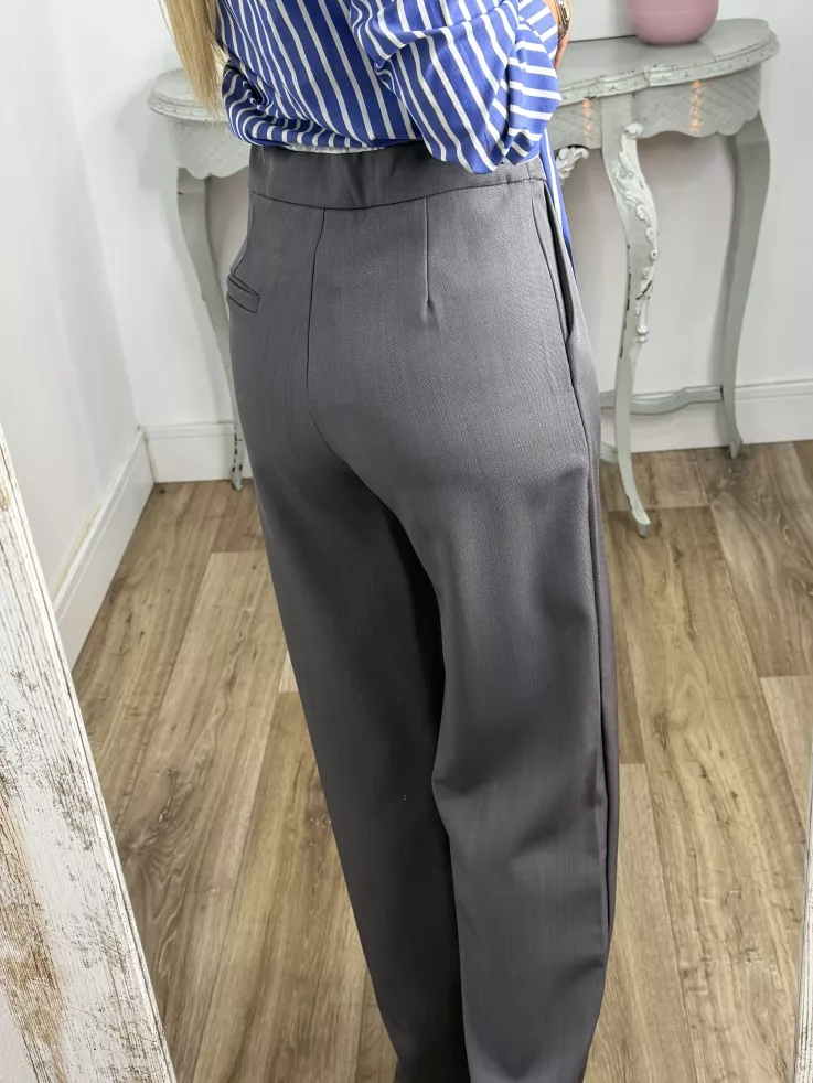 Pantalón gris con cinturilla blanca