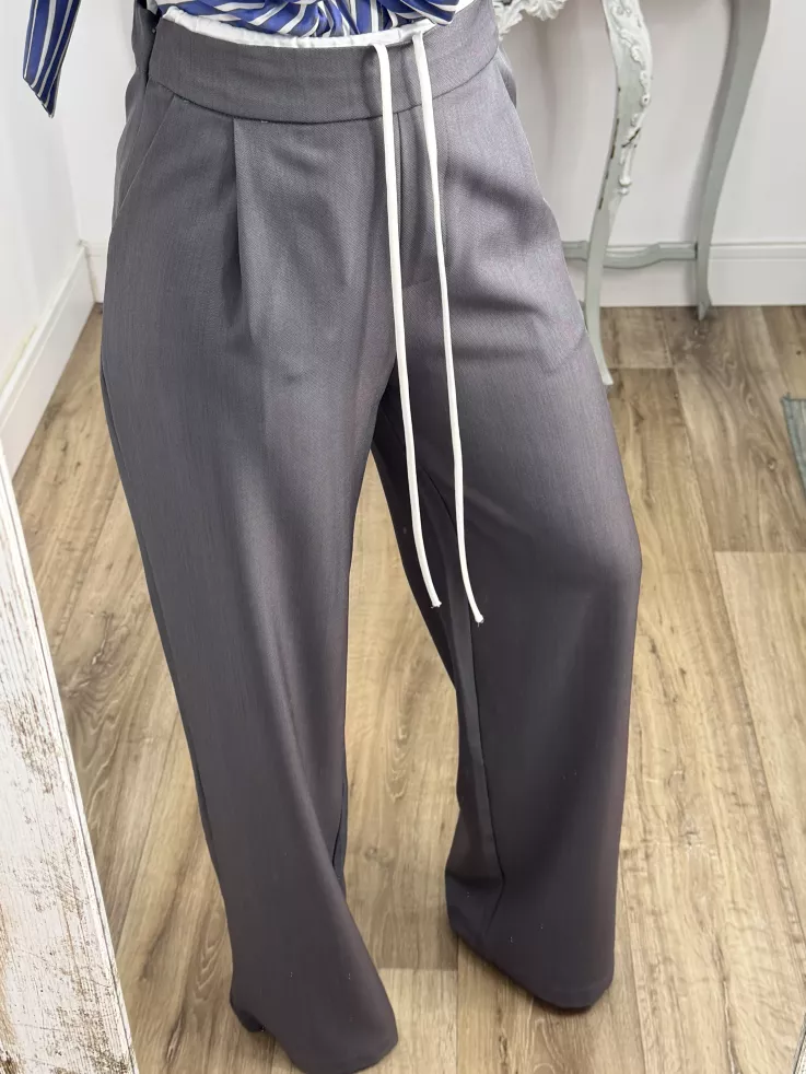 Pantalón gris con cinturilla blanca