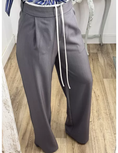 Pantalón gris con cinturilla blanca