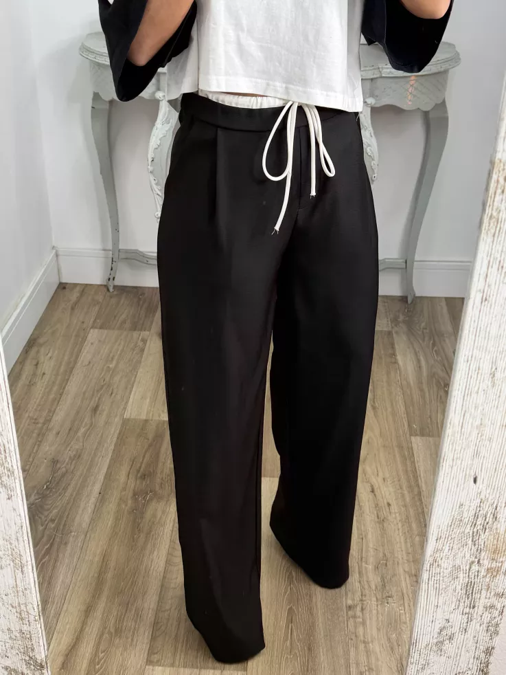 Pantalón negro con cinturilla blanca