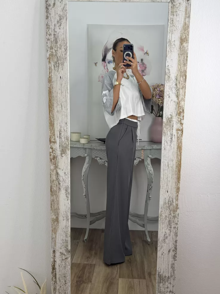 Pantalón gris con cinturilla blanca