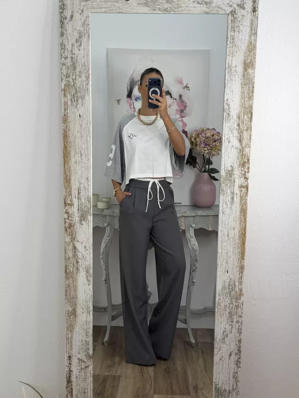 Pantalón gris con cinturilla blanca