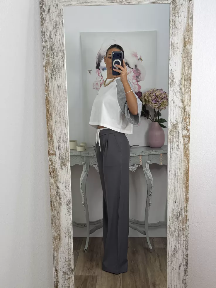 Pantalón gris con cinturilla blanca