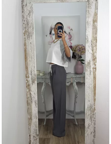 Pantalón gris con cinturilla blanca