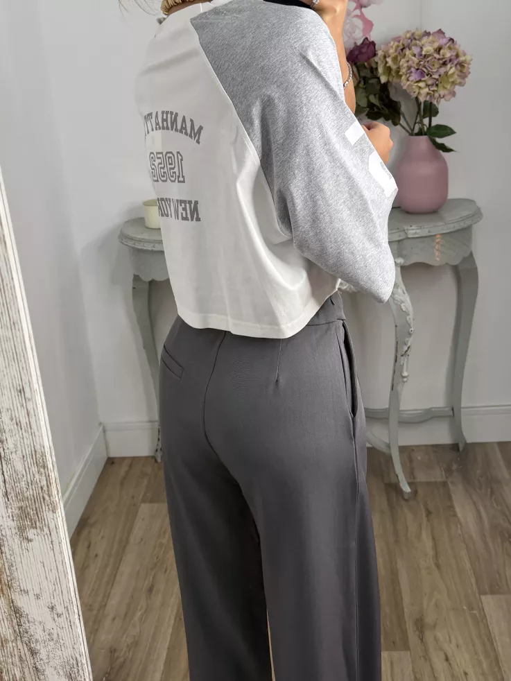 Pantalón gris con cinturilla blanca