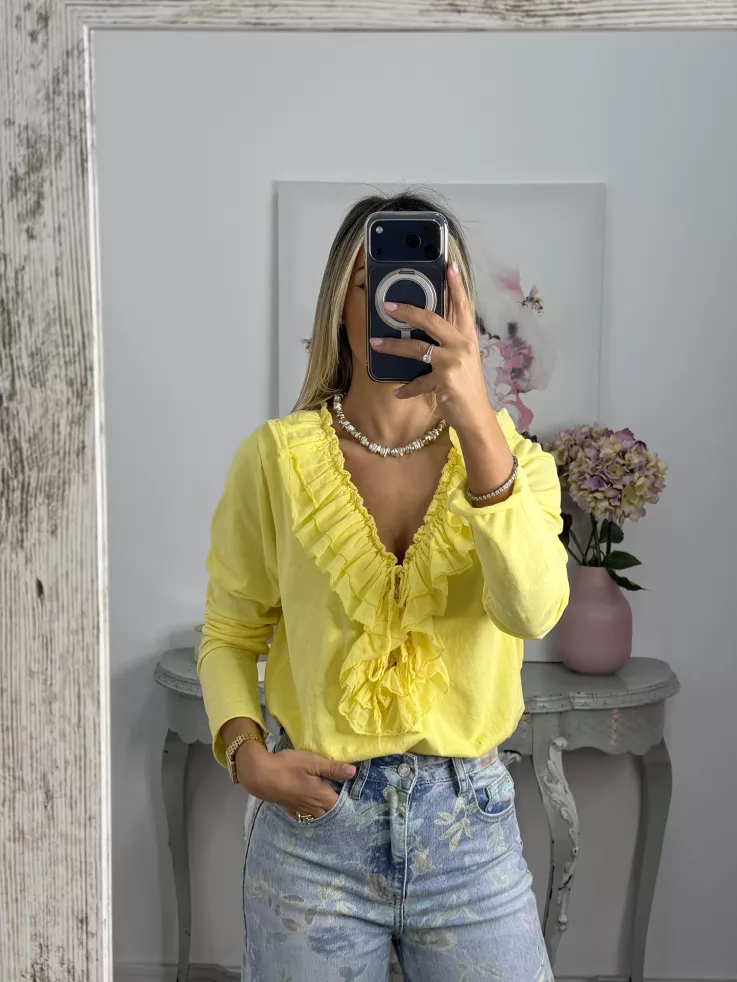 Camiseta con volantes pecho amarilla