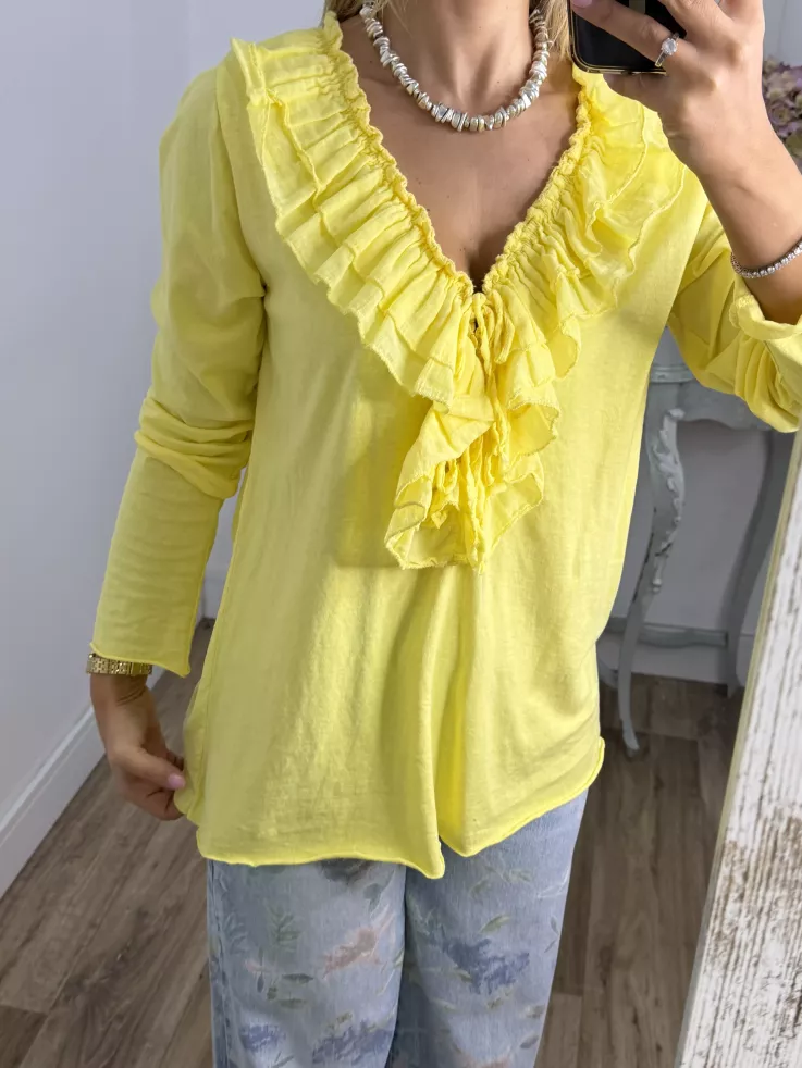 Camiseta con volantes pecho amarilla